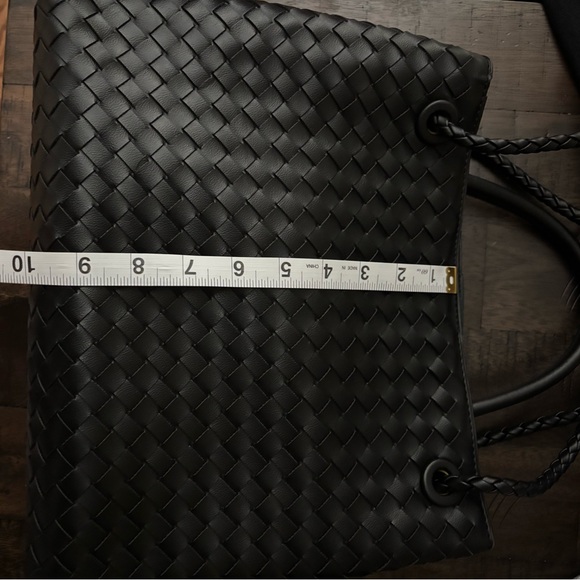 Elegant Black Woven Shoulder Bag - Picture 14 of 14